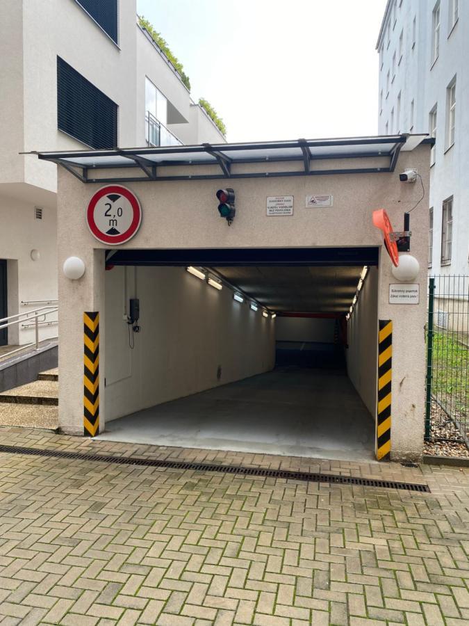 The Elite Suite II Downtown Ac & Garage Parking Bratislava Esterno foto