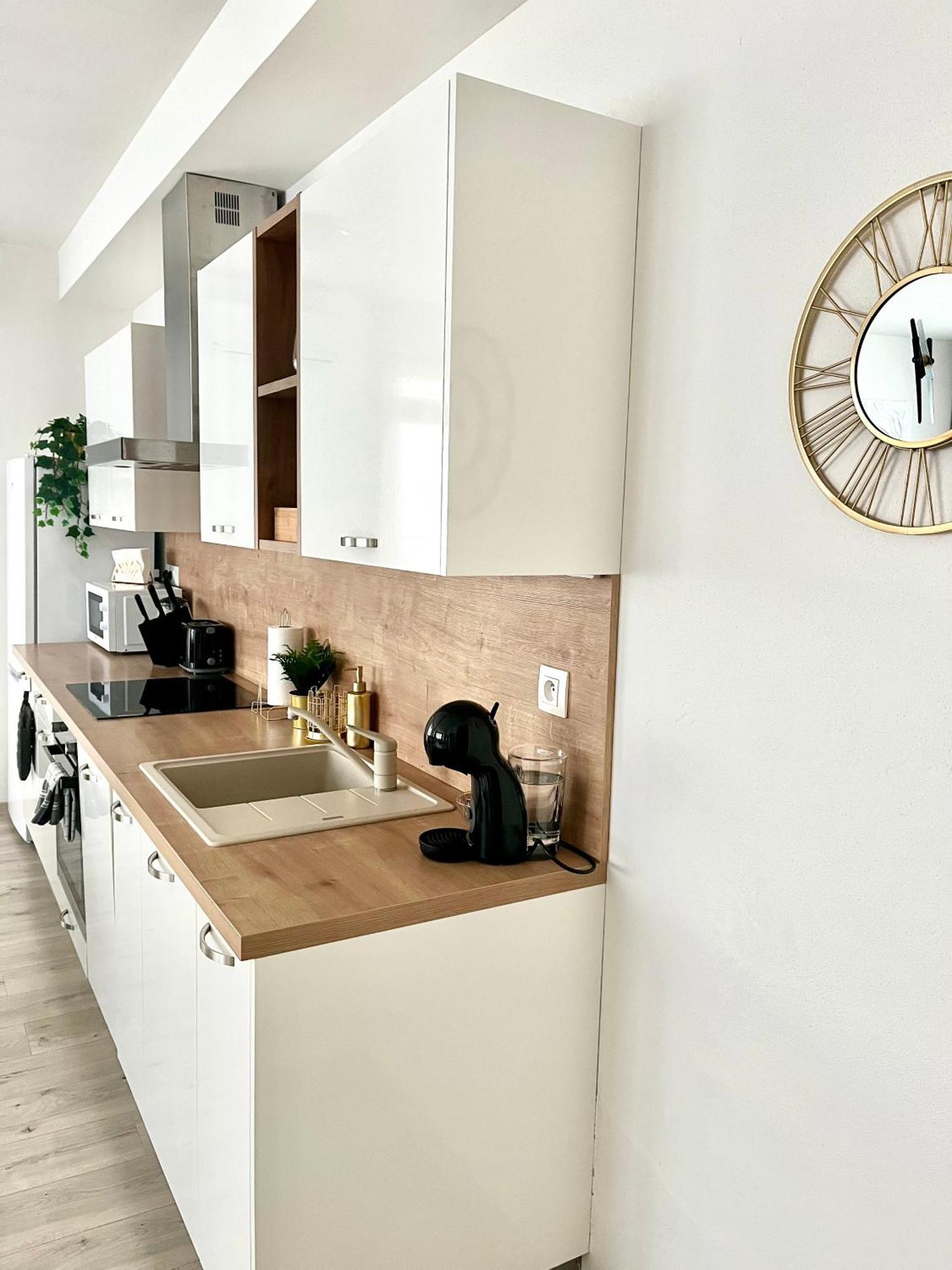 The Elite Suite II Downtown Ac & Garage Parking Bratislava Esterno foto