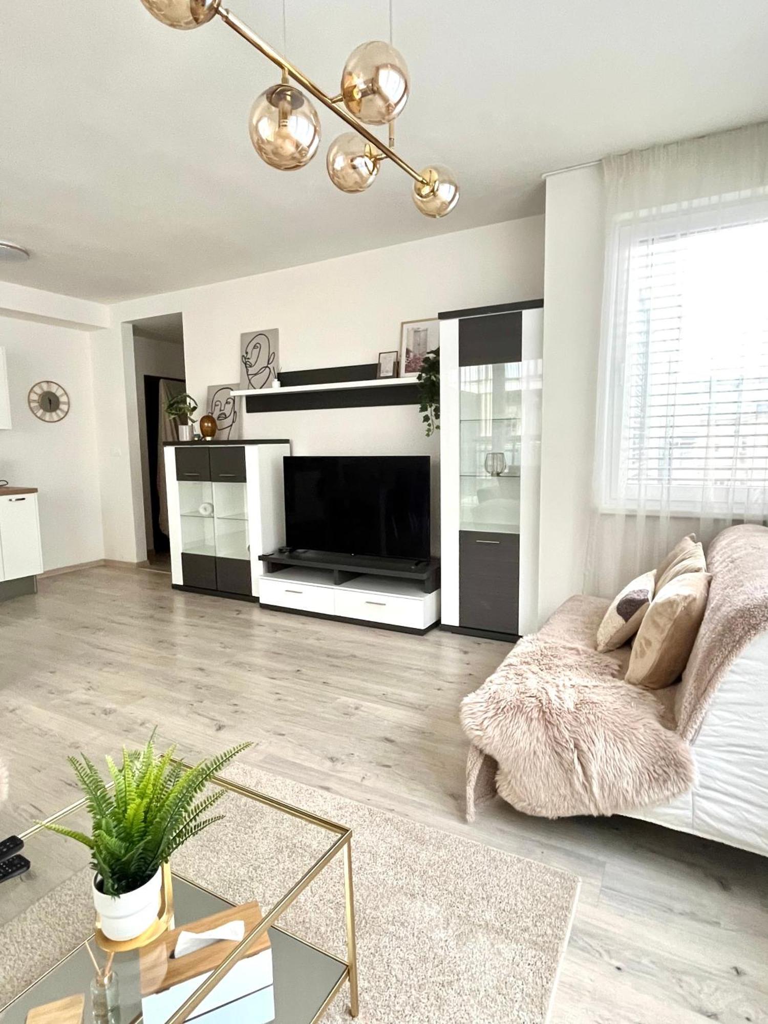 The Elite Suite II Downtown Ac & Garage Parking Bratislava Esterno foto
