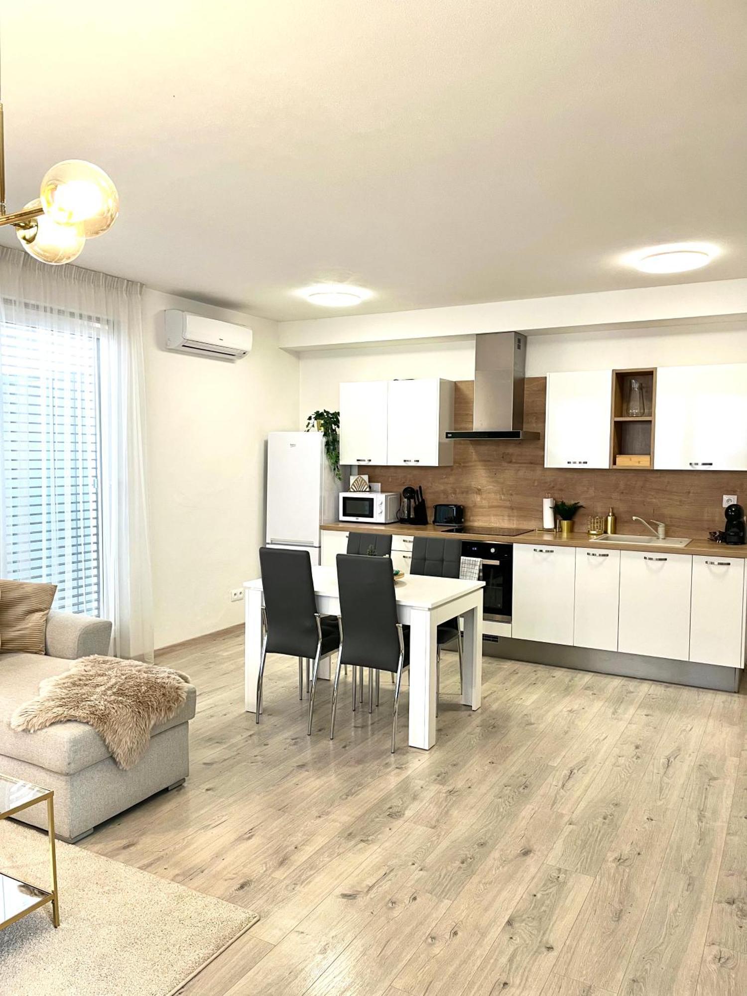 The Elite Suite II Downtown Ac & Garage Parking Bratislava Esterno foto