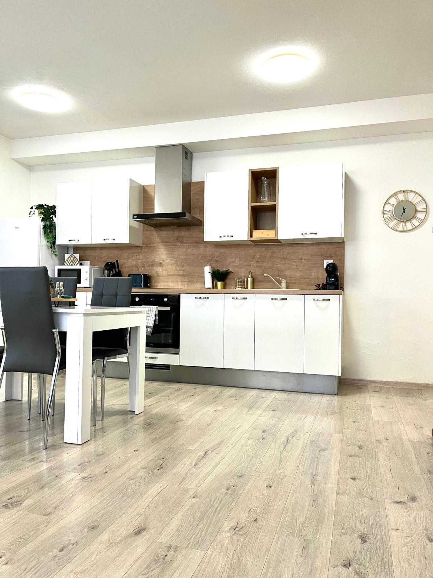 The Elite Suite II Downtown Ac & Garage Parking Bratislava Esterno foto