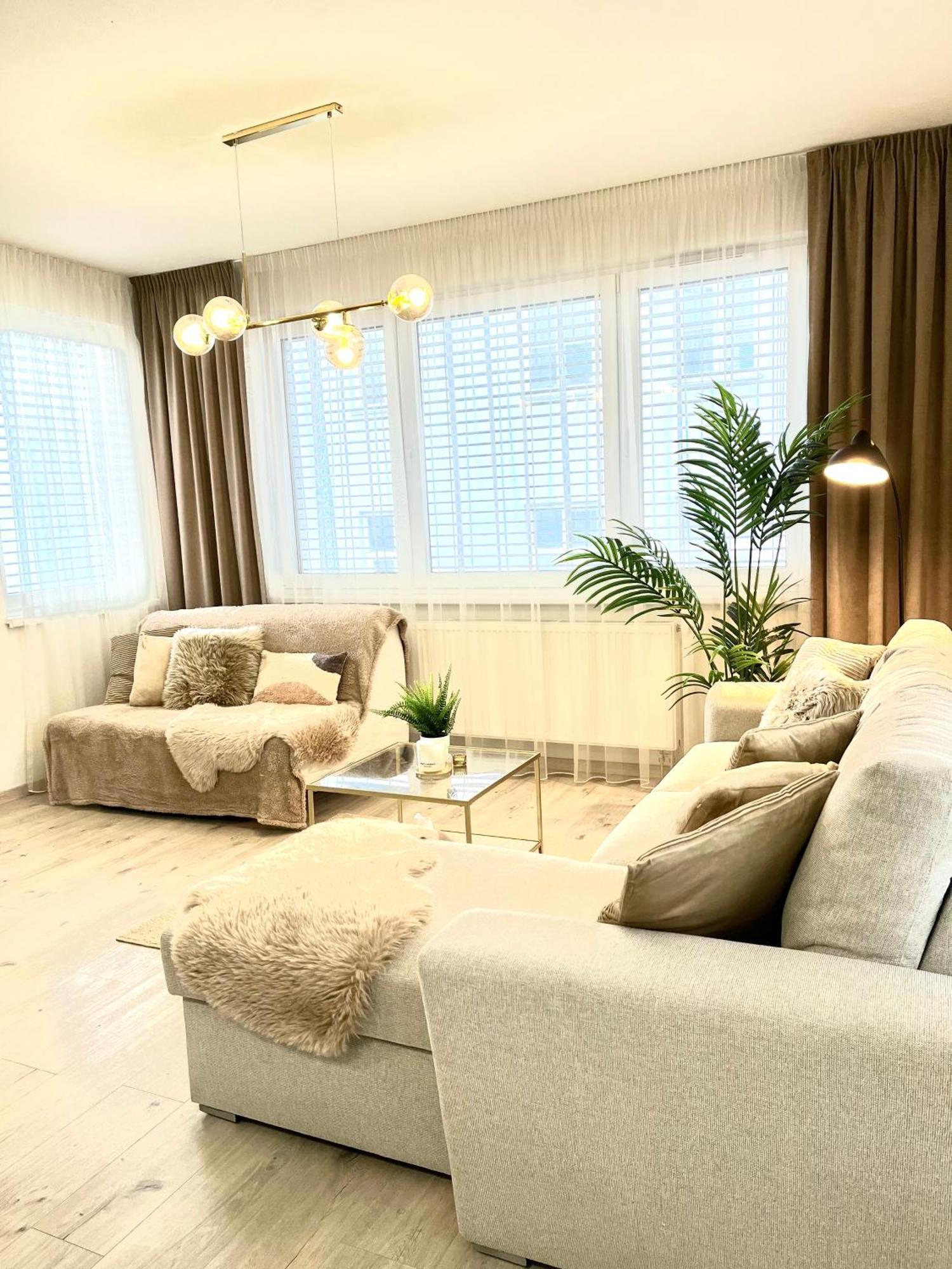 The Elite Suite II Downtown Ac & Garage Parking Bratislava Esterno foto
