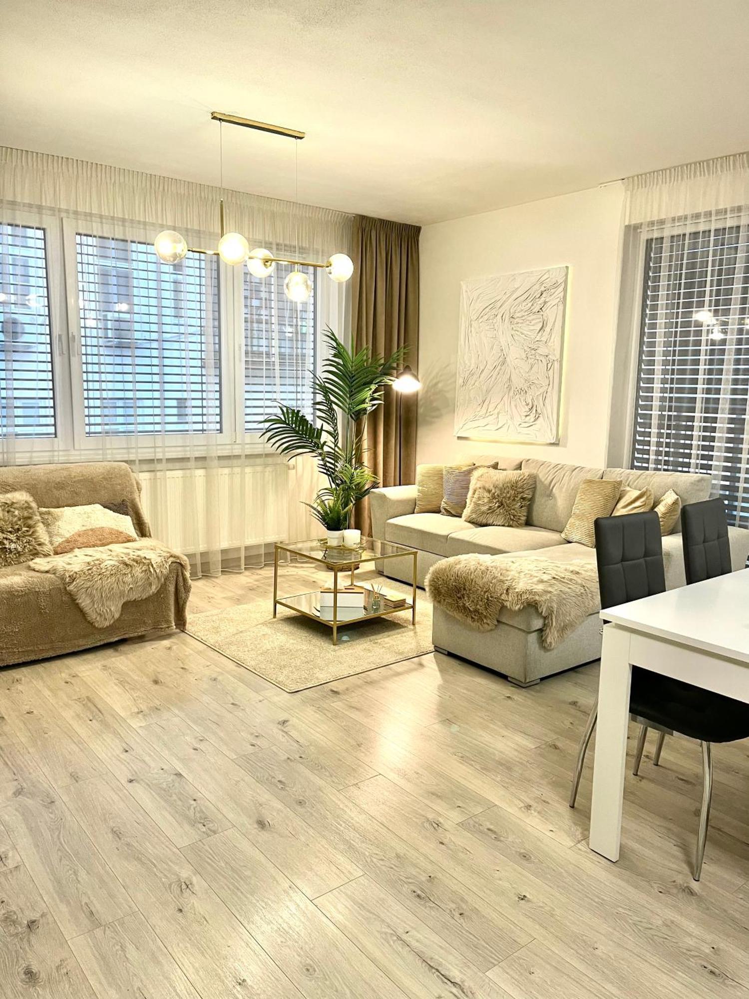 The Elite Suite II Downtown Ac & Garage Parking Bratislava Esterno foto
